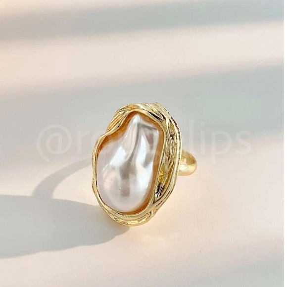 Chunky Yellow Gold Tone Ring Faux Pearl Irregular Shape - Picture 5 of 6